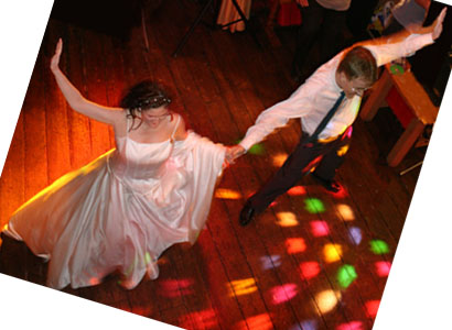 The Coo-ka-racha opens out the dance, to cheers and whistles ;o)